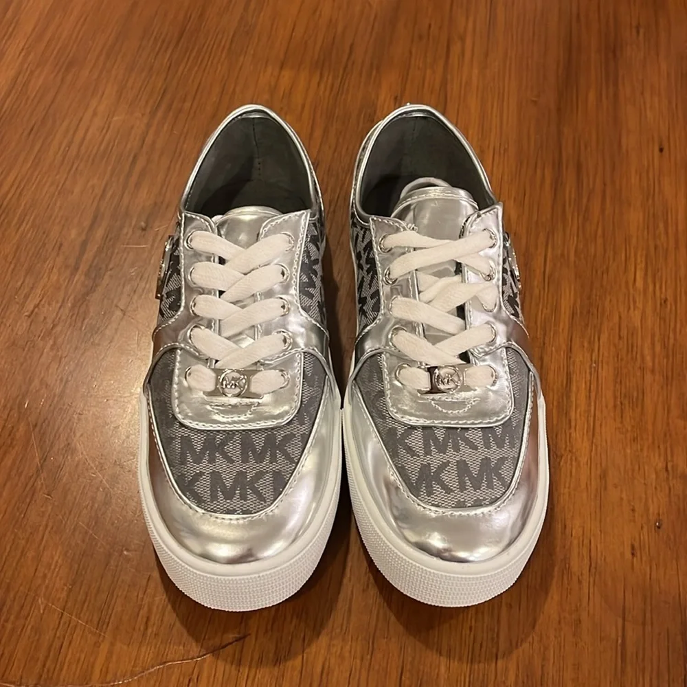 Michael Kors Ivy Low Artic Shoes Sneakers new silver Youth Girls Size 3